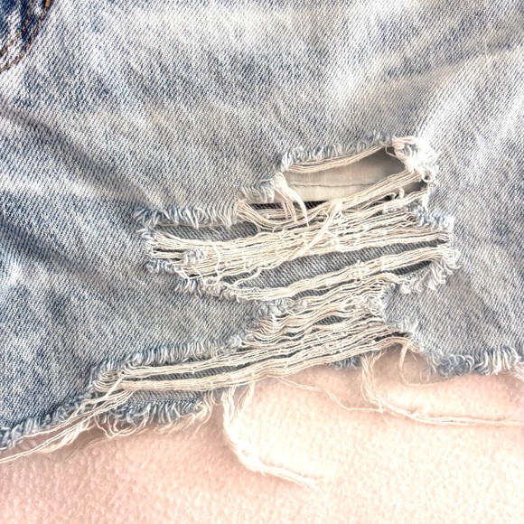 American Eagle Tomgirl Light Wash Hi-Rise Distress Raw Hem Denim Shorts (8) - Picture 4 of 15